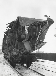 172384 Afbeelding van een uit Duitsland teruggevoerd zwaar beschadigd rijtuig van een electrisch treinstel mat. 1936 ...